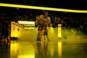 anton frondell åker in på arenan