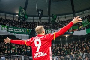 gustav lundgren firar med fansen