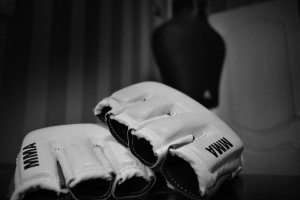 MMA handskar med vit bakgrund