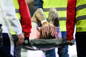 pontus jansson bärs ut på bår